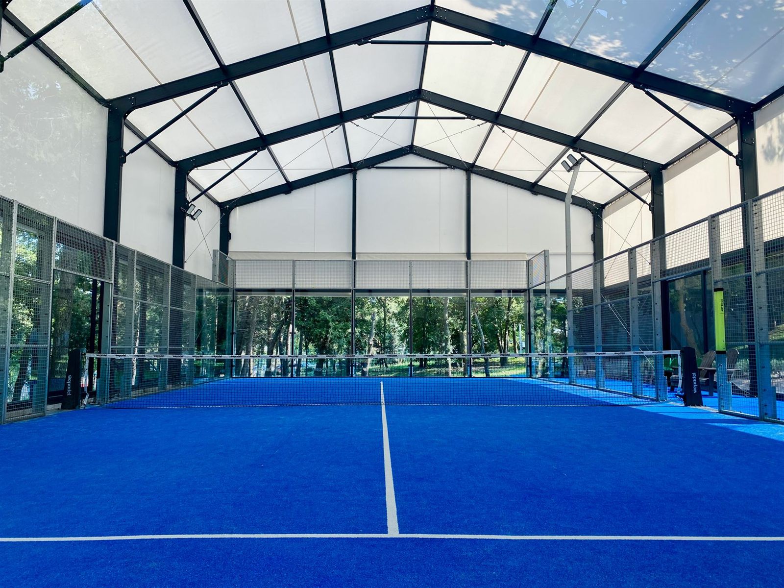 Mavi zeminli kapalı padel kortu