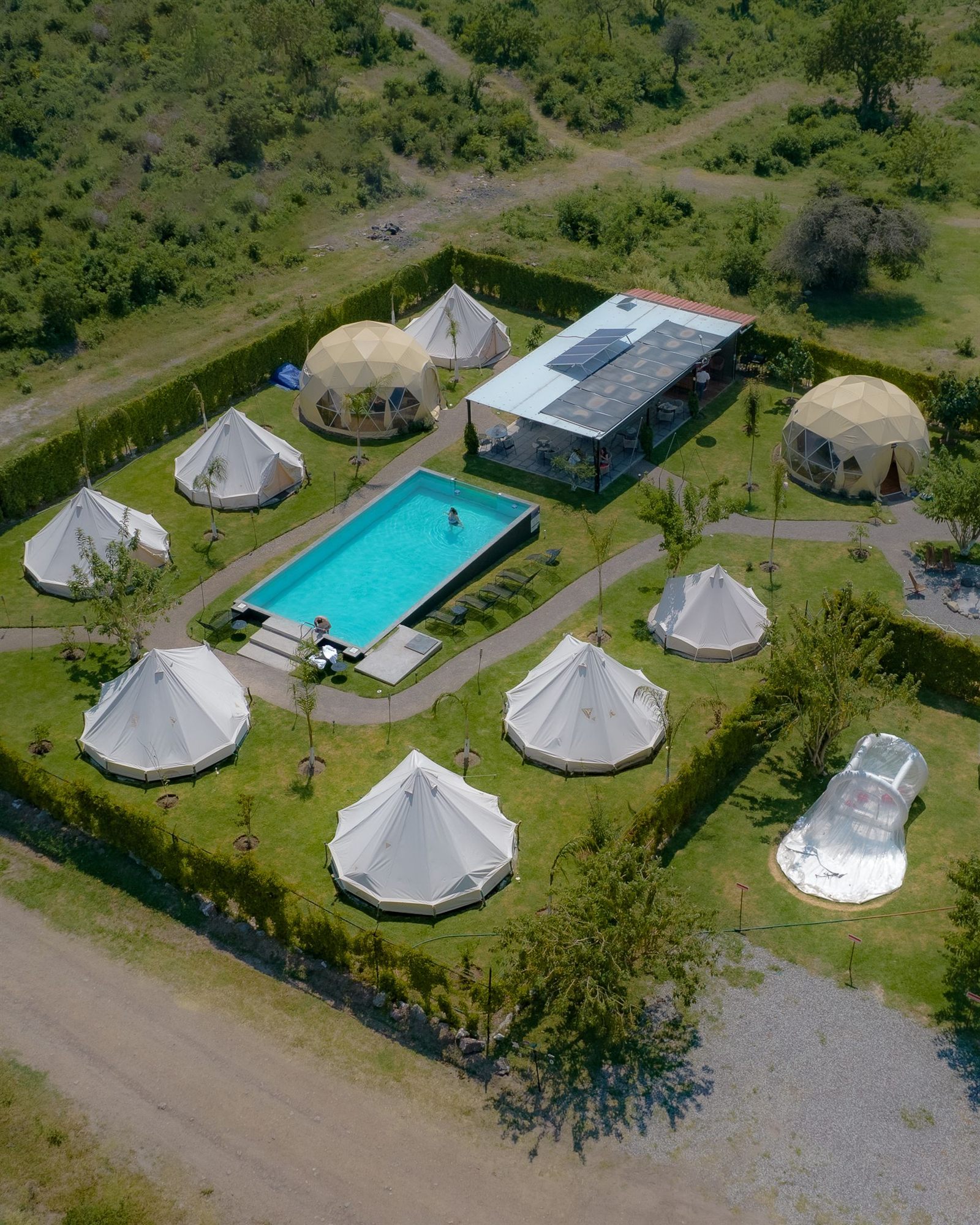 Havadan görünümle glamping çadır alanı ve havuz