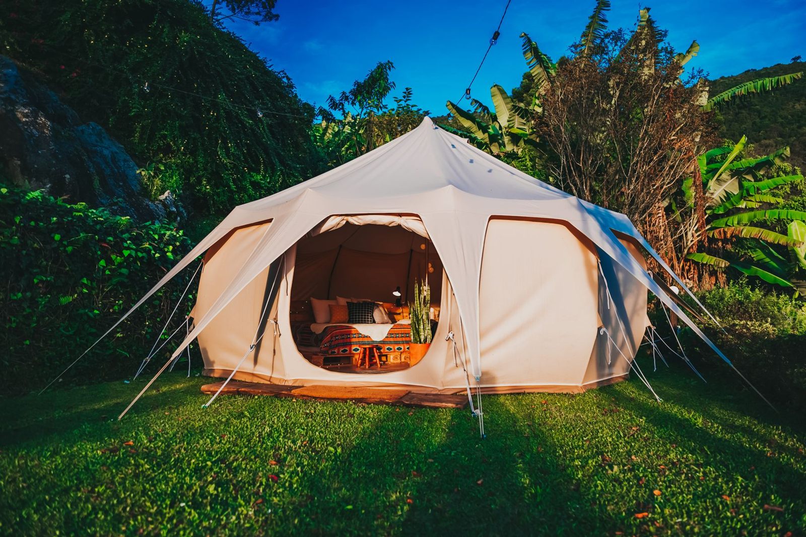 Akşam ışıklarıyla aydınlanmış lüks glamping çadırı