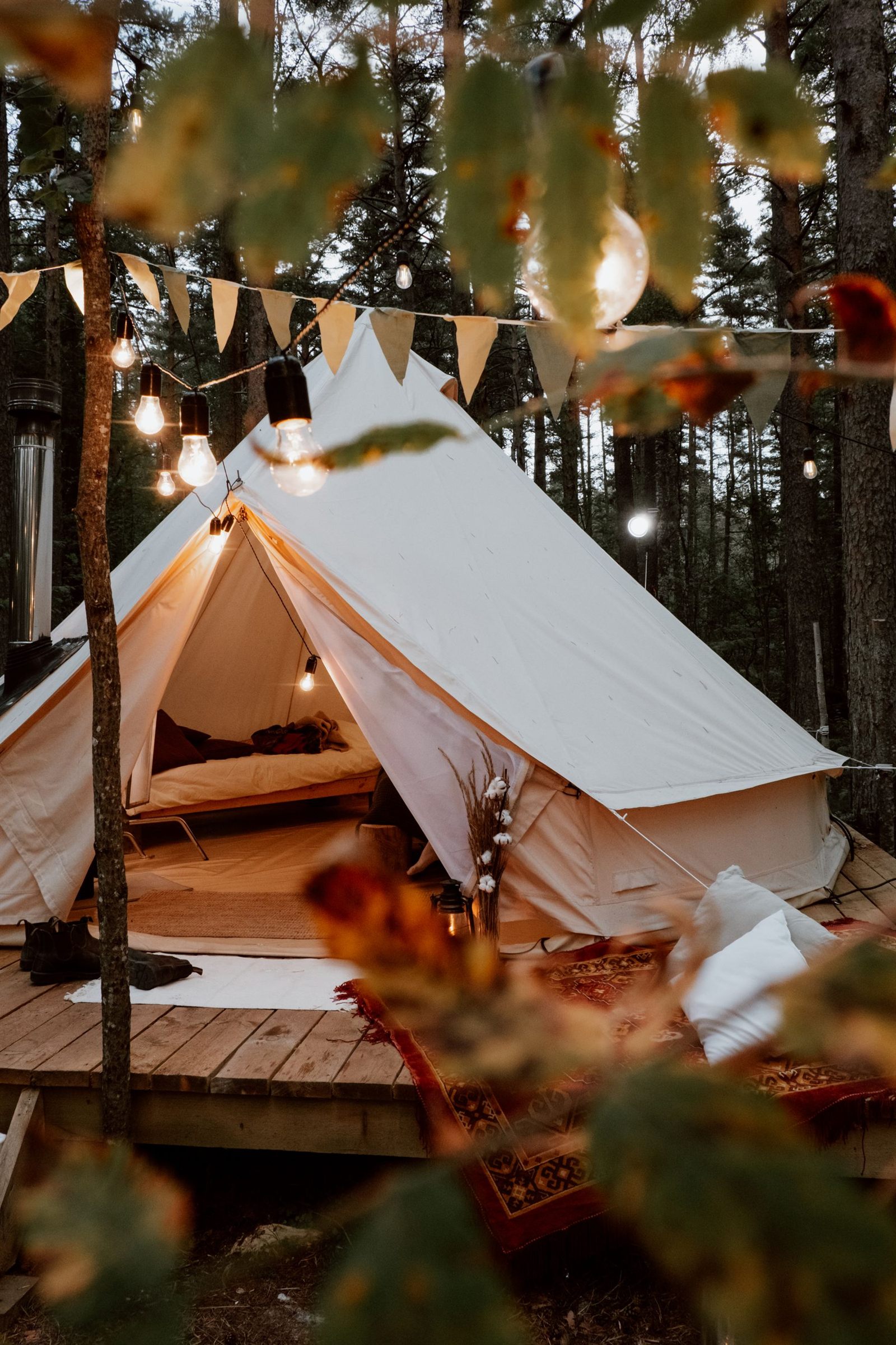 Ormanın içinde ışıklarla aydınlatılmış lüks glamping çadırı