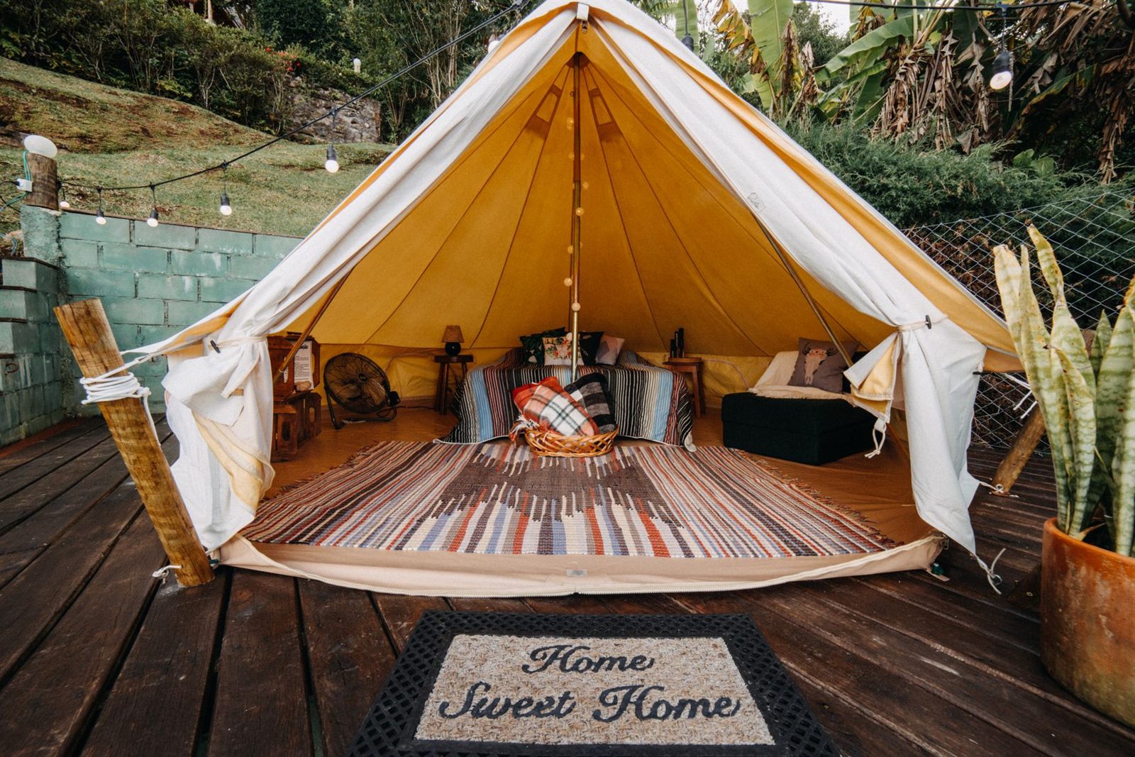 Manzaraya bakan ahşap terasa kurulmuş lüks glamping çadırı