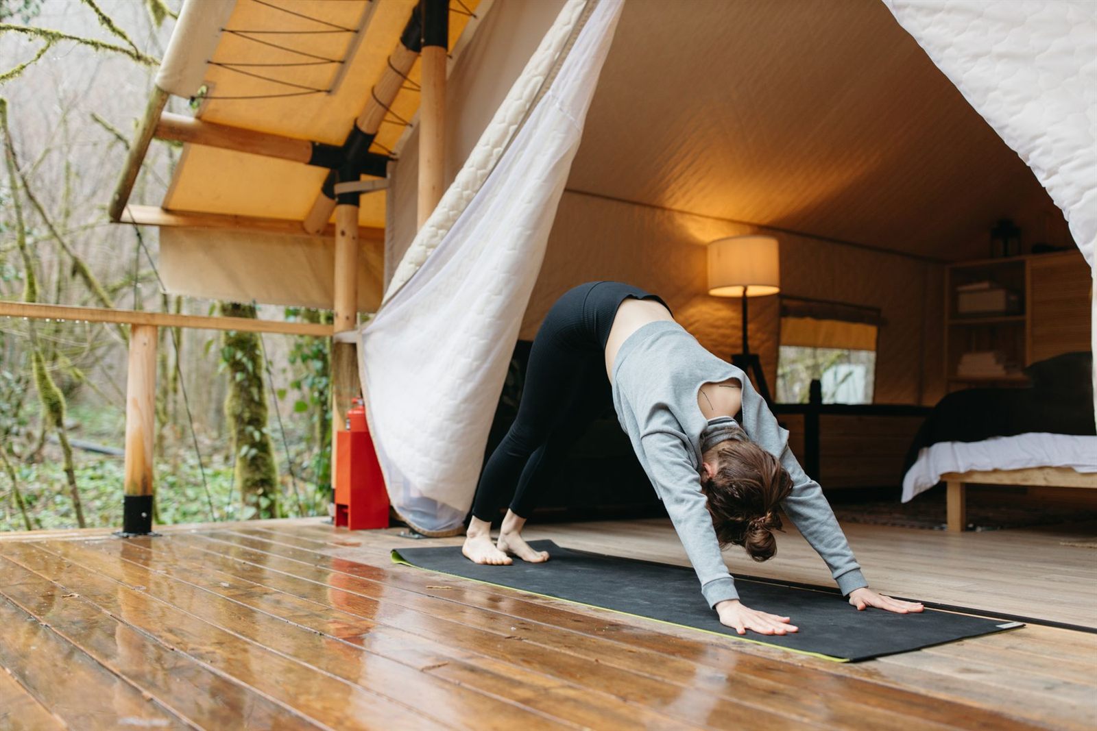 Glamping çadırının içinde yoga yapan kadın