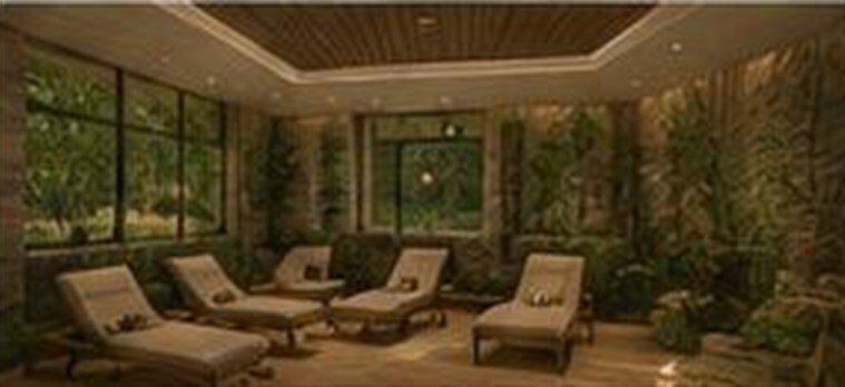 Spa dinlenme alanı: şezlonglar, bitki duvarı ve yumuşak aydınlatma