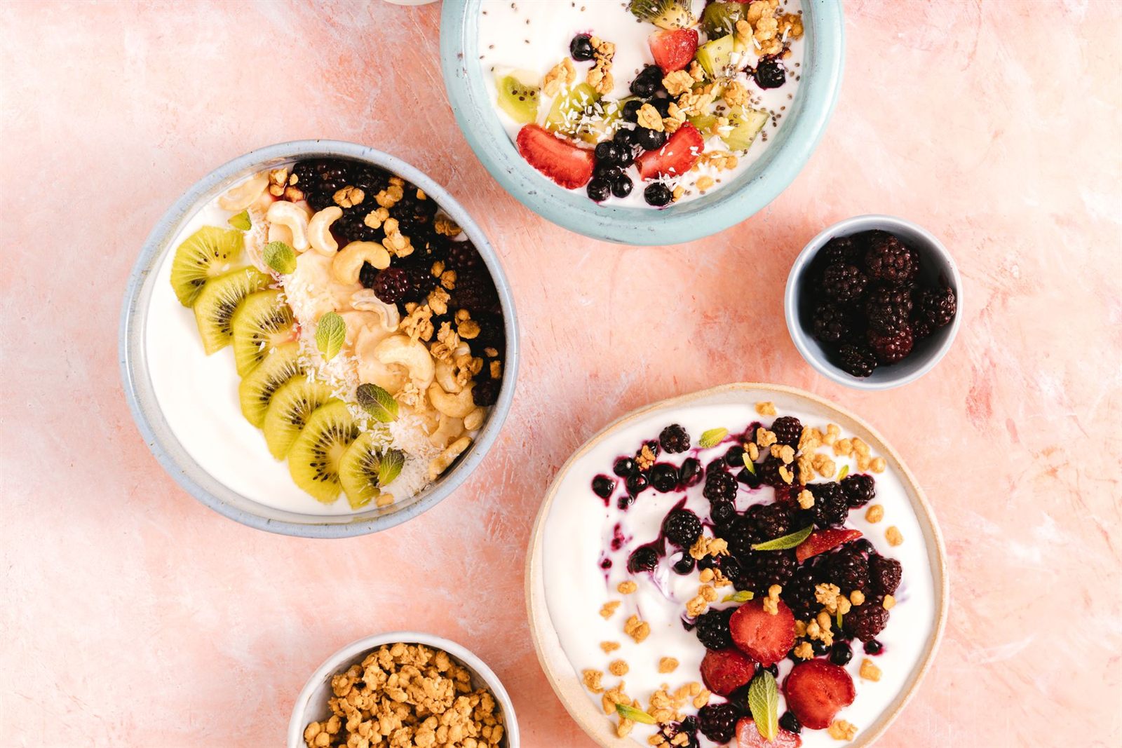 Taze meyve ve granola ile hazırlanmış yoğurt kâseleri
